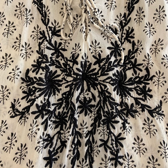 Black and white sheer embroidered top size L - Picture 3 of 3